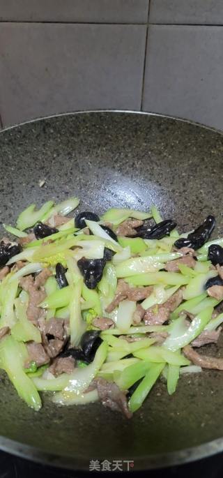 瘦肉炒西芹黑木耳的做法步骤：13