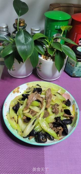 瘦肉炒西芹黑木耳的做法步骤：14