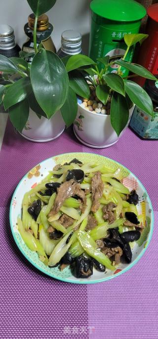 瘦肉炒西芹黑木耳的做法步骤：15