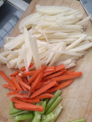 麻辣肠炒藕条的做法步骤：2