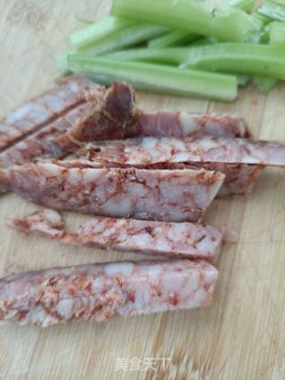 麻辣肠炒藕条的做法步骤：3