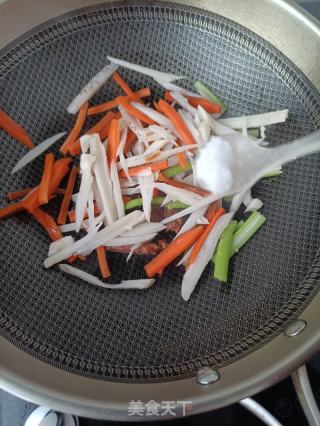麻辣肠炒藕条的做法步骤：9