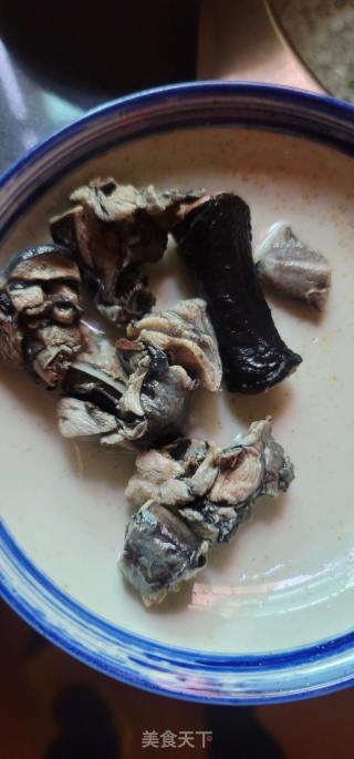 花旗参桂圆乌鸡汤的做法步骤：1