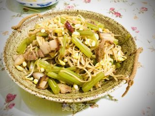 红烧肉黄豆芽芹菜蒸挂面的做法