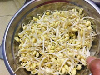 红烧肉黄豆芽芹菜蒸挂面的做法步骤：1