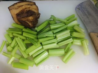 红烧肉黄豆芽芹菜蒸挂面的做法步骤：2