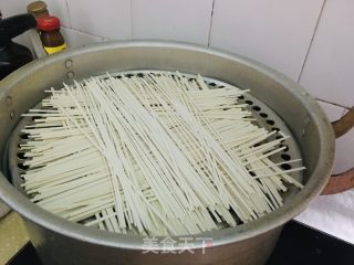红烧肉黄豆芽芹菜蒸挂面的做法步骤：3