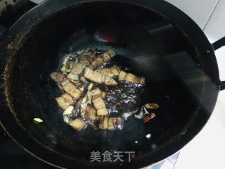 红烧肉黄豆芽芹菜蒸挂面的做法步骤：4