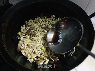 红烧肉黄豆芽芹菜蒸挂面的做法步骤：5