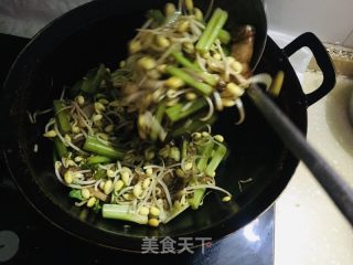 红烧肉黄豆芽芹菜蒸挂面的做法步骤：6