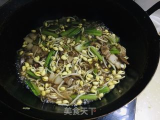 红烧肉黄豆芽芹菜蒸挂面的做法步骤：7