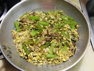 红烧肉黄豆芽芹菜蒸挂面的做法步骤：8