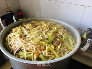 红烧肉黄豆芽芹菜蒸挂面的做法步骤：9