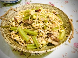 红烧肉黄豆芽芹菜蒸挂面的做法步骤：10