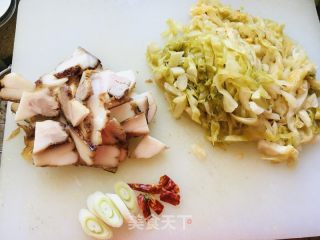 红烧肉酸菜炖粉条的做法步骤：1