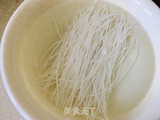红烧肉酸菜炖粉条的做法步骤：2