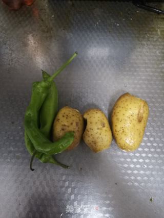 尖椒炒土豆片的做法步骤：1