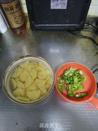 尖椒炒土豆片的做法步骤：2