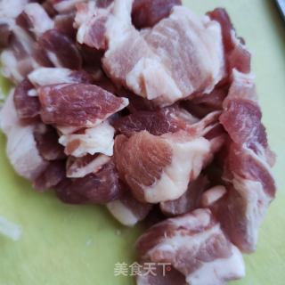 五花肉木耳炒花菜的做法步骤：2