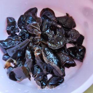 五花肉木耳炒花菜的做法步骤：3