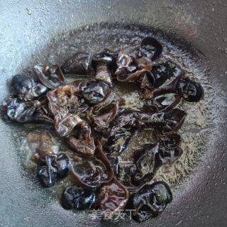 五花肉木耳炒花菜的做法步骤：5