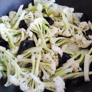 五花肉木耳炒花菜的做法步骤：6