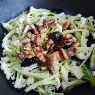 五花肉木耳炒花菜的做法步骤：7