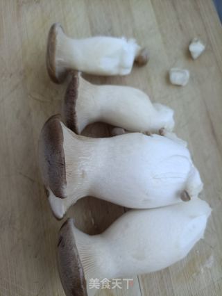 双椒炒杏鲍菇的做法步骤：1