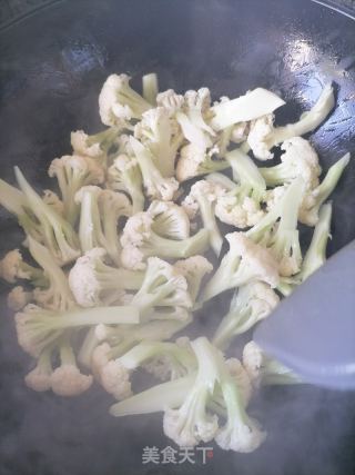 炒花菜的做法步骤：1