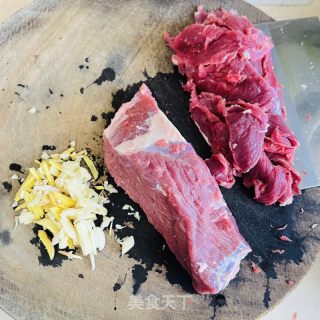 有机酸菜炒牛肉的做法步骤：1