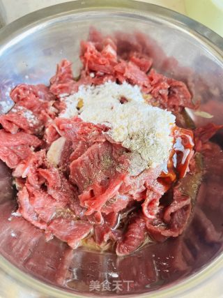 有机酸菜炒牛肉的做法步骤：2