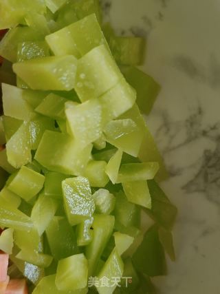 辣肉蔬菜丁炒饭的做法步骤：1