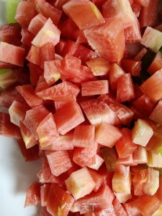 辣肉蔬菜丁炒饭的做法步骤：2