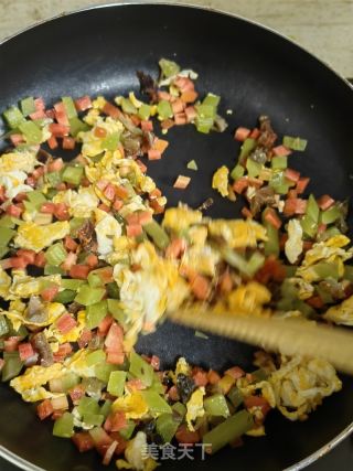 辣肉蔬菜丁炒饭的做法步骤：6