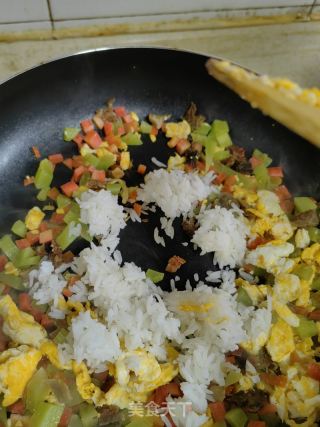 辣肉蔬菜丁炒饭的做法步骤：7