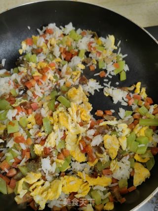 辣肉蔬菜丁炒饭的做法步骤：8