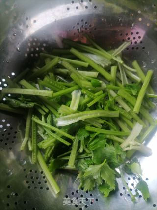 芹菜炒香干的做法步骤：2