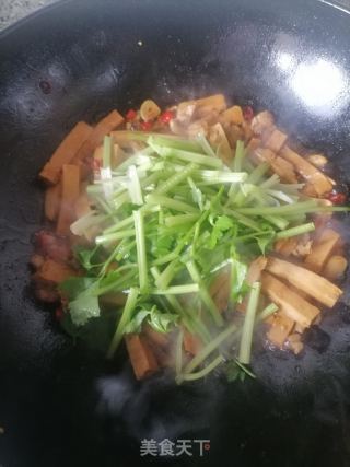 芹菜炒香干的做法步骤：6