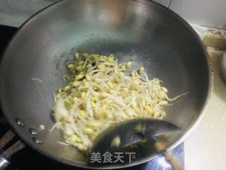 黄豆芽炒芹菜的做法步骤：2