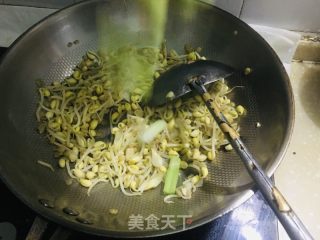黄豆芽炒芹菜的做法步骤：3