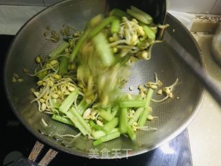 黄豆芽炒芹菜的做法步骤：4