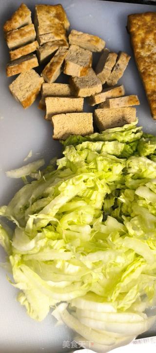 白菜炒冻豆腐的做法步骤：1