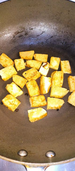 白菜炒冻豆腐的做法步骤：5