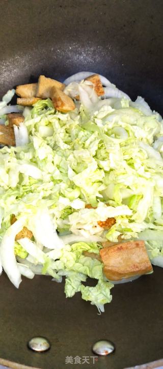 白菜炒冻豆腐的做法步骤：6