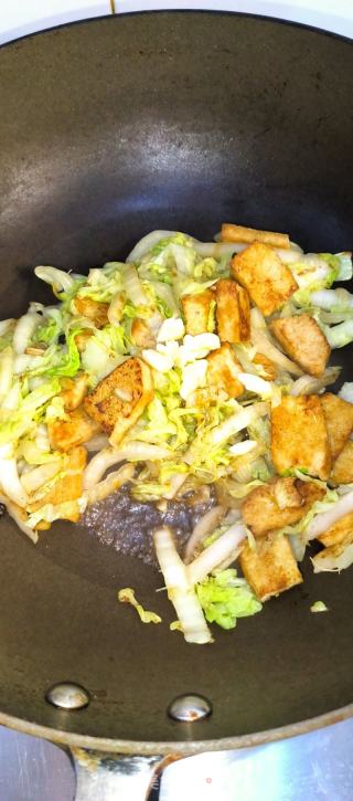 白菜炒冻豆腐的做法步骤：7