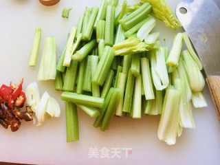 芹菜炒鸡蛋的做法步骤：1