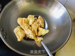 芹菜炒鸡蛋的做法步骤：2