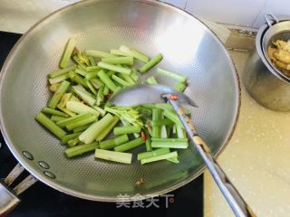 芹菜炒鸡蛋的做法步骤：3