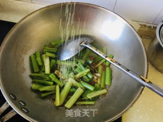 芹菜炒鸡蛋的做法步骤：5