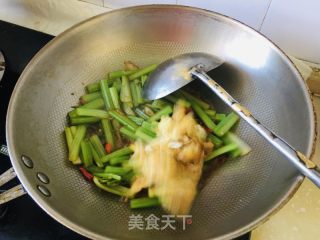 芹菜炒鸡蛋的做法步骤：6